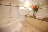 Mowbray by the Sea Bathroom with Spa Bath