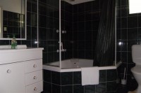 Share ensuite bathroom Share ensuite bathroom