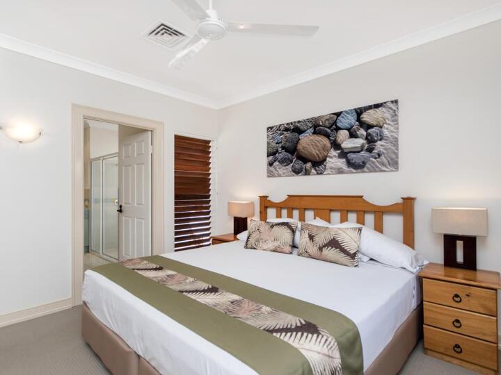 3 Bedroom Townhouse Bedroom - Palm Cove Family Accommodation