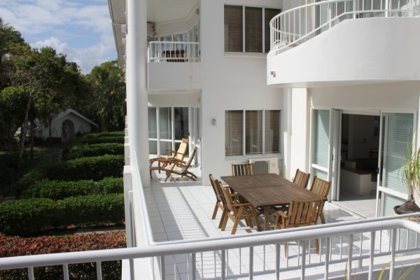 Palm Cove Holiday Apartments - 4 Bedroom Beachfront Alamanda Suite Balcony - Alamanda Palm Cove Resort