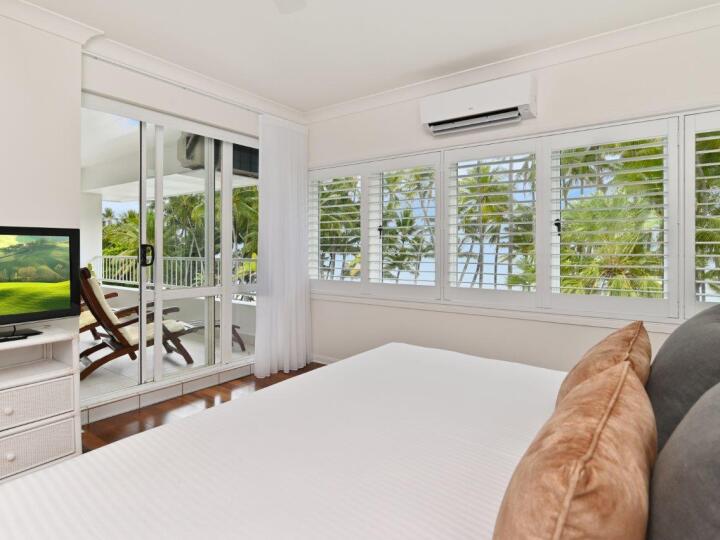 Beachfront 4 Bedroom Apartment - Alamanda Palm Cove