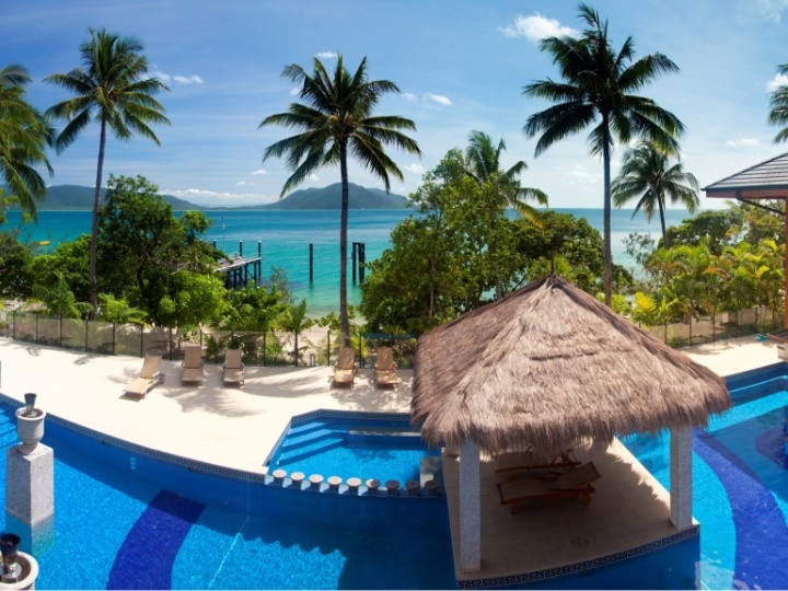 Fitzroy Island Resort Swimming Pool with Spa & Swim Up Bar | Cairns Island Resorts 