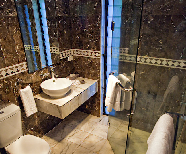 Marble Ensuite Bathroom at One Bedroom Ocean Suite Bedroom at Fitzroy Island Resort 
