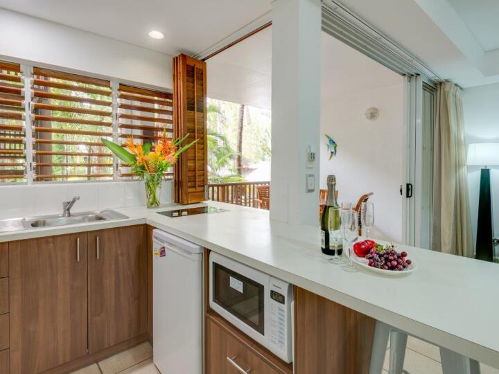 One bedroom kitchen facilities - The Reef Retreat Palm Cove 
