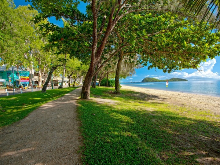 Only a minutes walk to Palm Cove Beach