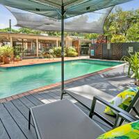 Palm Cove Holiday Home with Tropical Swimming Pool