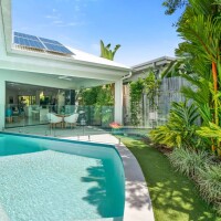 Palm Cove Holiday House with Pool