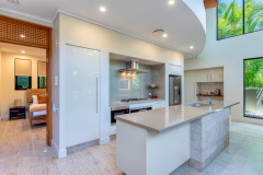 - Port Douglas Luxury Holiday House Fully self contained kitchen for a relaxed night in