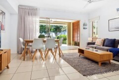612 Living rea Palm Cove Amphora Apartment