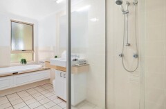 612 Main Bathroom Palm Cove Amphora Apartment