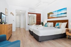 612 Studio Bedroom  Palm Cove Amphora Apartment