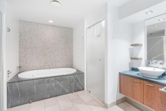 Bathroom | Swimout Apartment 104 Palm Cove Sea Temple