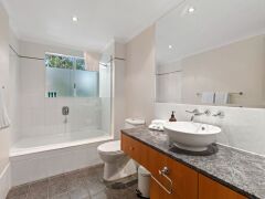 Beachfront Resorts Palm Cove - 2 Bathrooms 