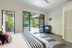 Bramston Beachfront Holiday Home | 2nd Bedroom (king/twin)
