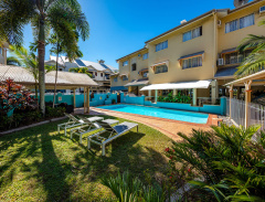 Cairns Accommodation | Cairns Queens Court Hotel Swimming Pool