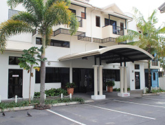 Cairns Accommodation | Cairns Queens Court Hotel with Free parking, Free Wifi & Free Breakfast
