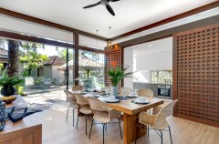 Dining flows outside to pool area -  Palm Cove Holiday Home 