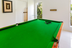 Island Views Palm Cove Apartments 4 features a Pool Table