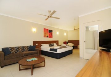 Cairns Accommodation - Deluxe Hotel Room (Jasmine) - Cairns Motel