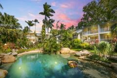 Lagoon style swimming pool & spas and BBQ facilities - Palm Cove Holiday Apartments