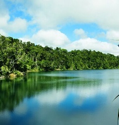 Lake Barrine Vocano Crater in Cairns - Atherton Tablelands