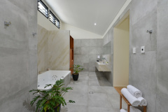 Port Douglas Holiday House | Large ensuite bathrooms