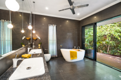 Master bedroom ensuite with soaker bathtub & twin showers - Palm Cove Accommodation 