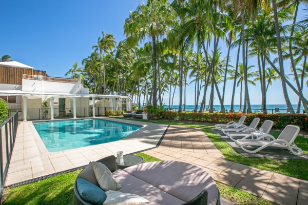 Palm Cove Beachfront Accommodation | Alamanda Beachfront Apartment Palm Cove | Cairns Beachfront Luxury Apartment