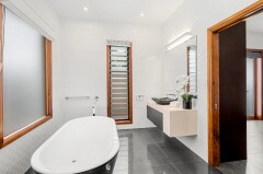 Master Ensuite with Soaker Bath & Shower | Palm Cove Holiday Home - 54O