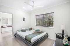 Master Queen Bedroom - Palm Cove Holiday Home - KIN 