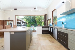 Palm Cove Holiday Home Kitchen with poolviews