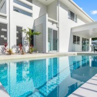 Palm Cove Holiday Home Poolside Living
