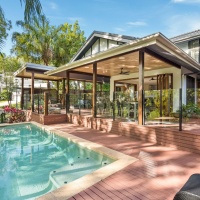 Palm Cove Holiday Home with private Pool and spacious poolside deck