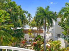 Palm Cove Resorts - Wide Beachfront & Pool Views 