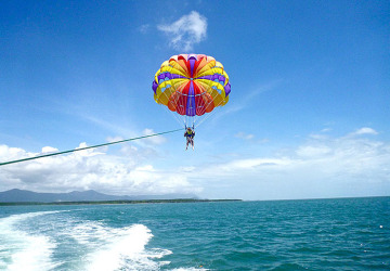 Great Barrier Reef Tour | Parasailing Cairns | Queensland Australia