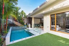 Poolside lawn - Palm Cove Accommodation 