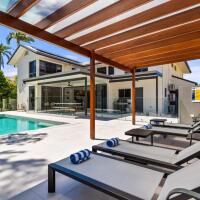 Poolside sunbeds - Palm Cove Holiday House