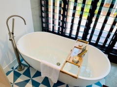 Port Douglas Private Accommodation | King Master with Stone Bath