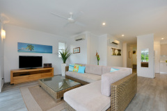 Port Douglas On The Beach 321 Holiday Apartment Open plan living