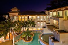 Regal Apartments Port Douglas at Night - with Heated Swimming Pool