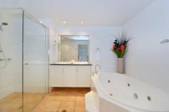 Spacious Master Ensuite with Spa Bath & Shower - Cayman Villas Port Douglas Holiday Apartments