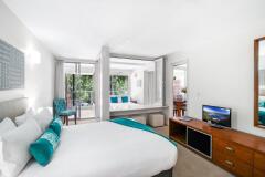 Suite 2206 Queen Bedroom - Drift Beachfront Resort Palm Cove 